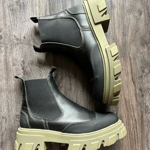 Ganni RUBBER-TRIMMED LEATHER CHELSEA BOOTS IN BLACK